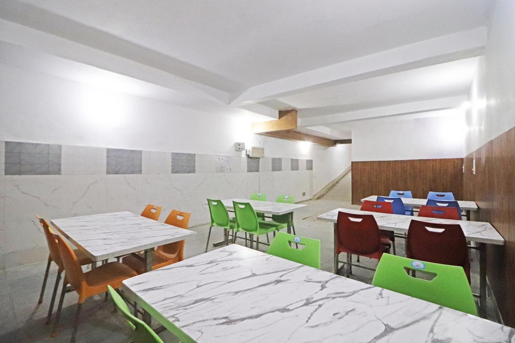 Hotel Clink New Delhi Airport Buitenkant foto
