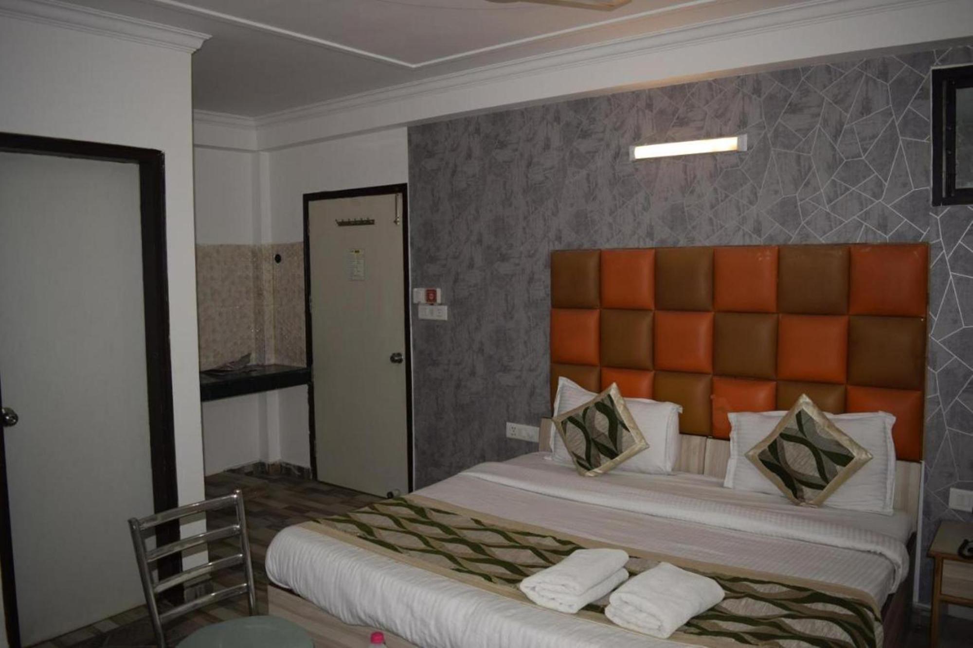 Hotel Clink New Delhi Airport Buitenkant foto
