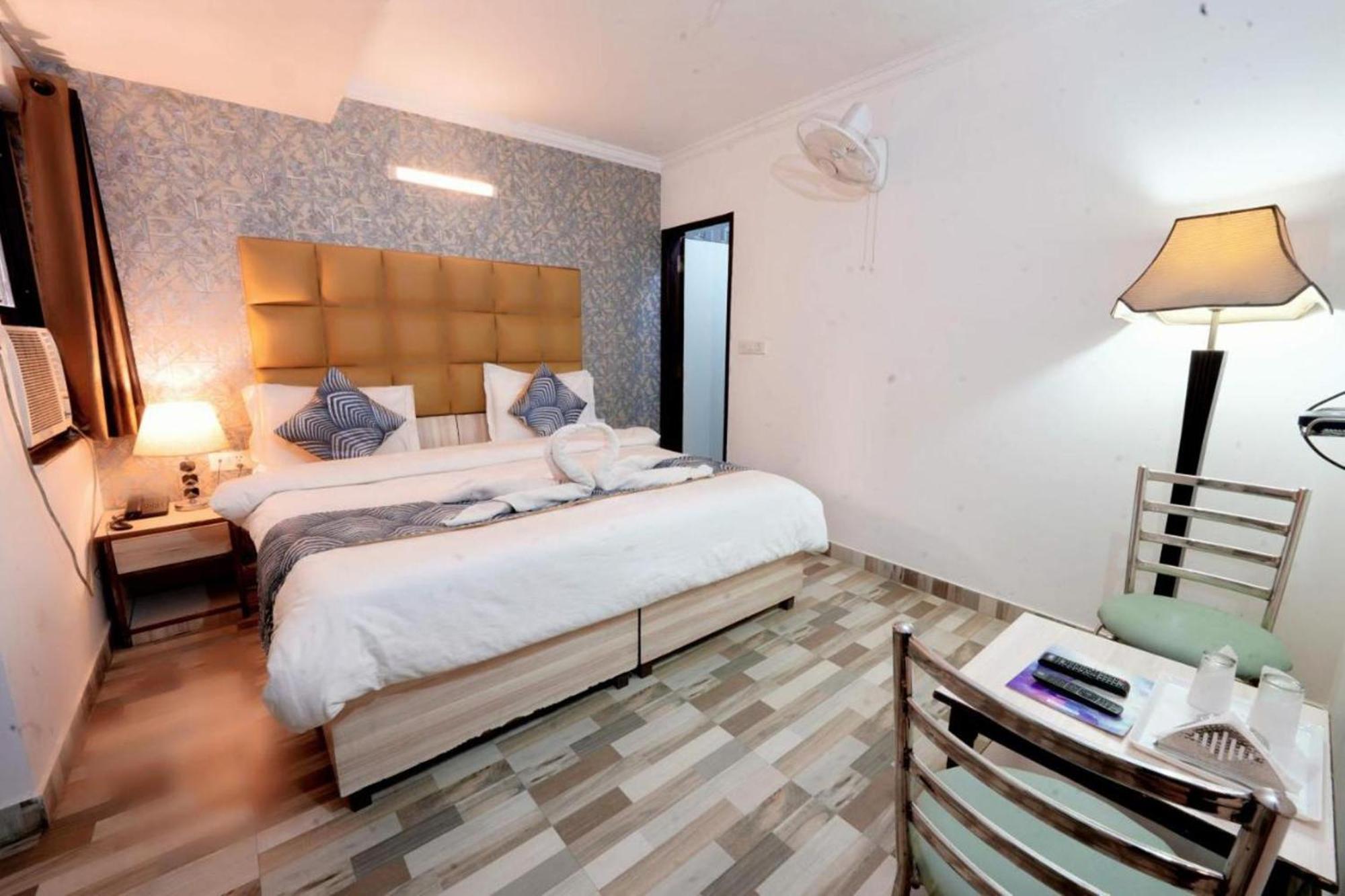 Hotel Clink New Delhi Airport Buitenkant foto