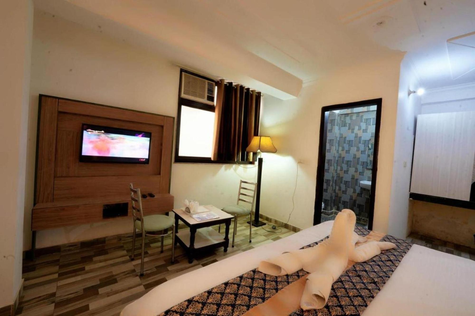 Hotel Clink New Delhi Airport Buitenkant foto