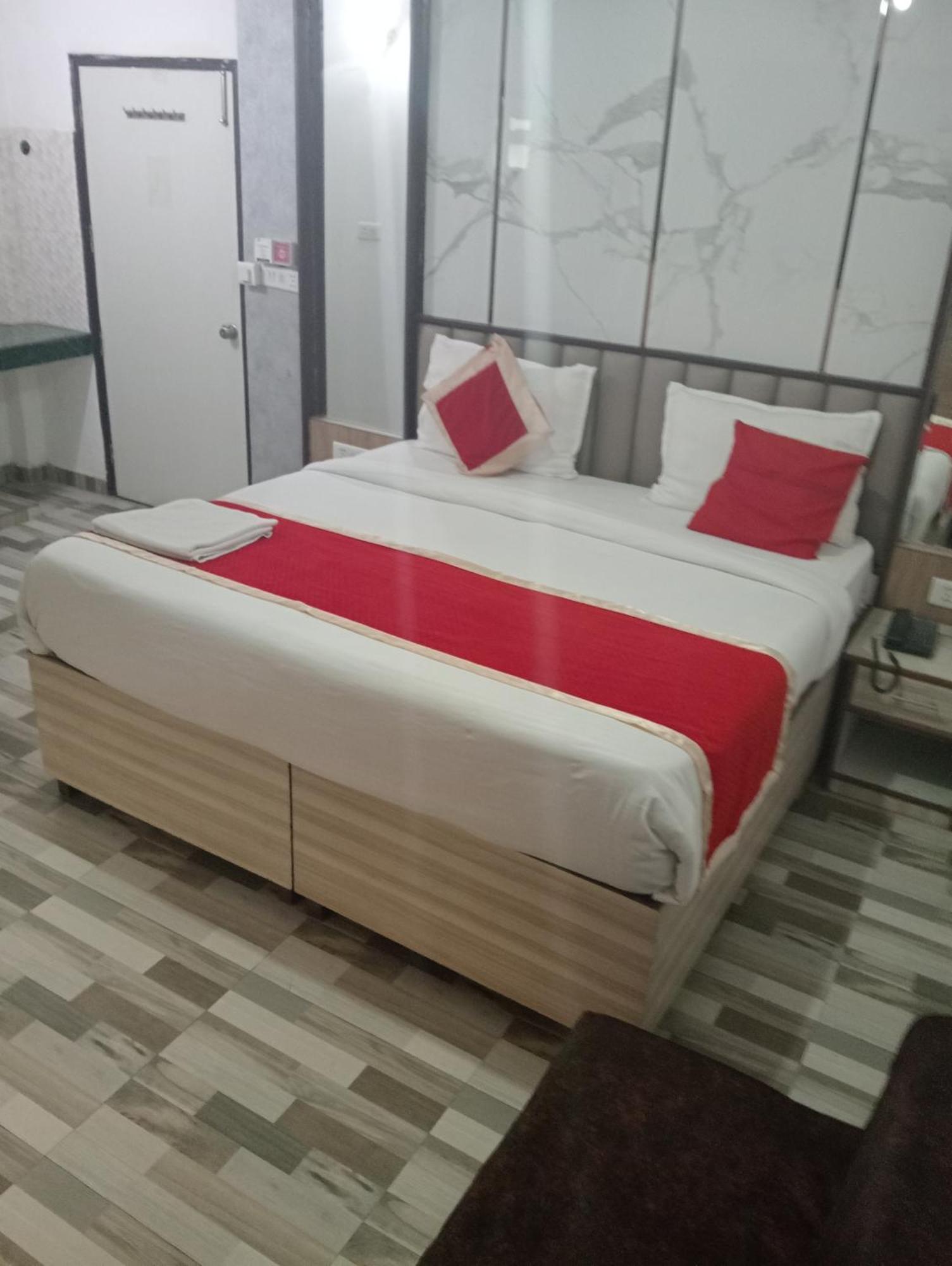 Hotel Clink New Delhi Airport Buitenkant foto
