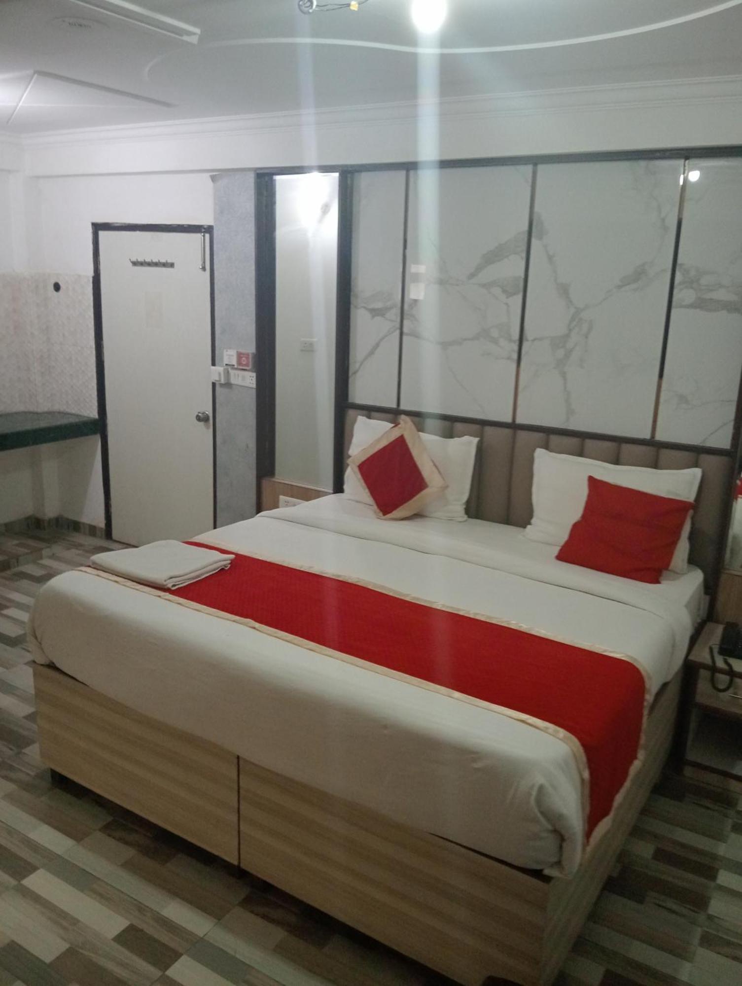 Hotel Clink New Delhi Airport Buitenkant foto