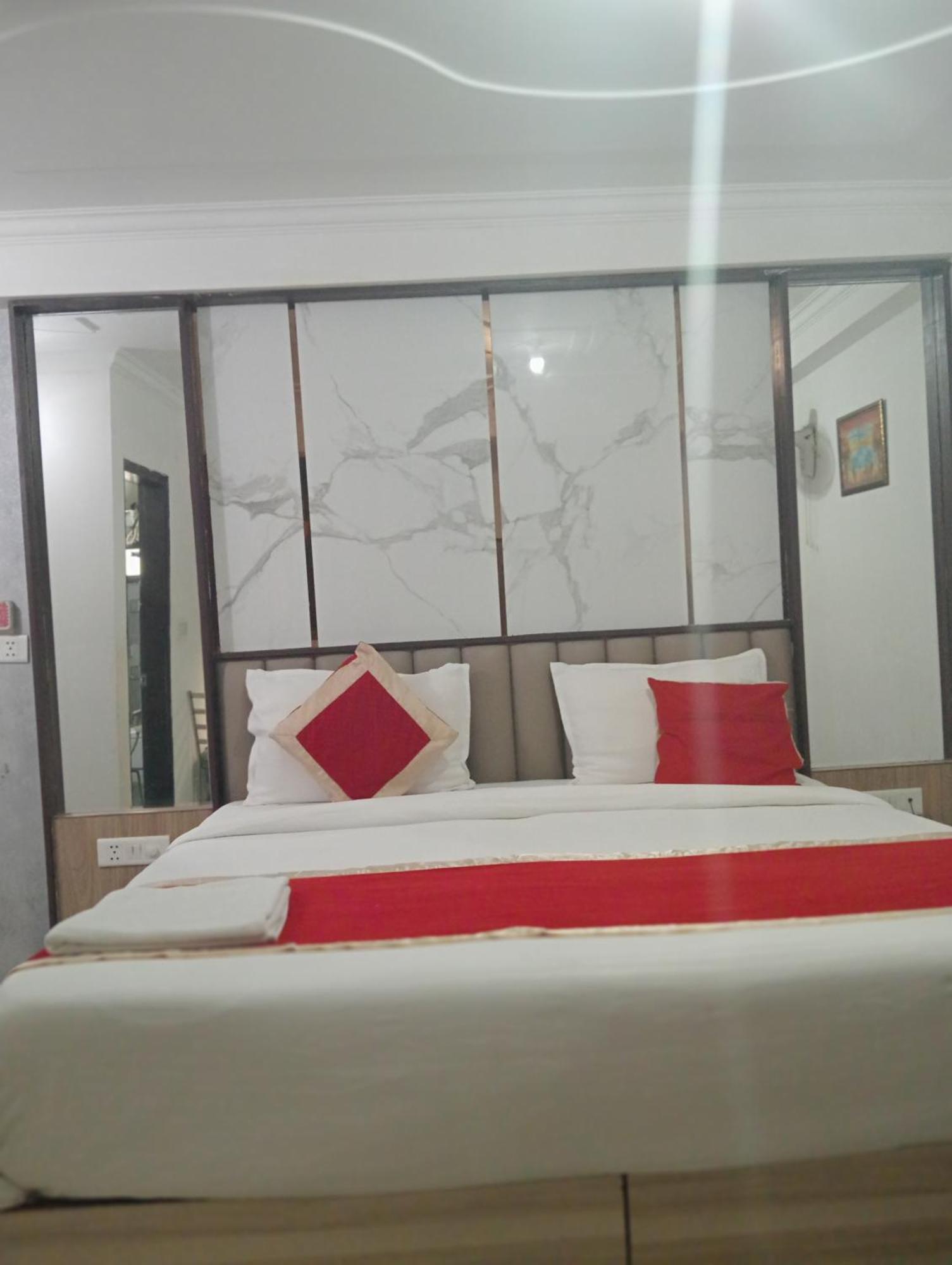Hotel Clink New Delhi Airport Buitenkant foto