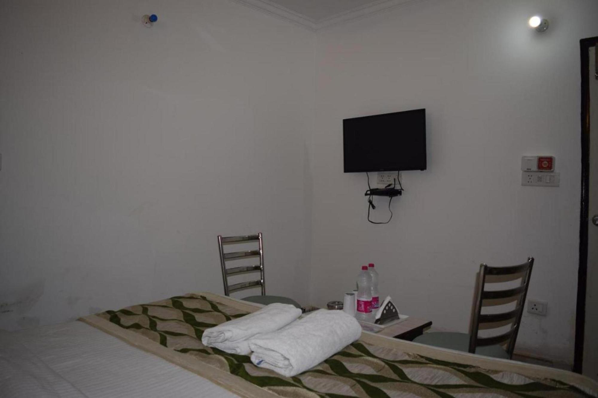 Hotel Clink New Delhi Airport Buitenkant foto