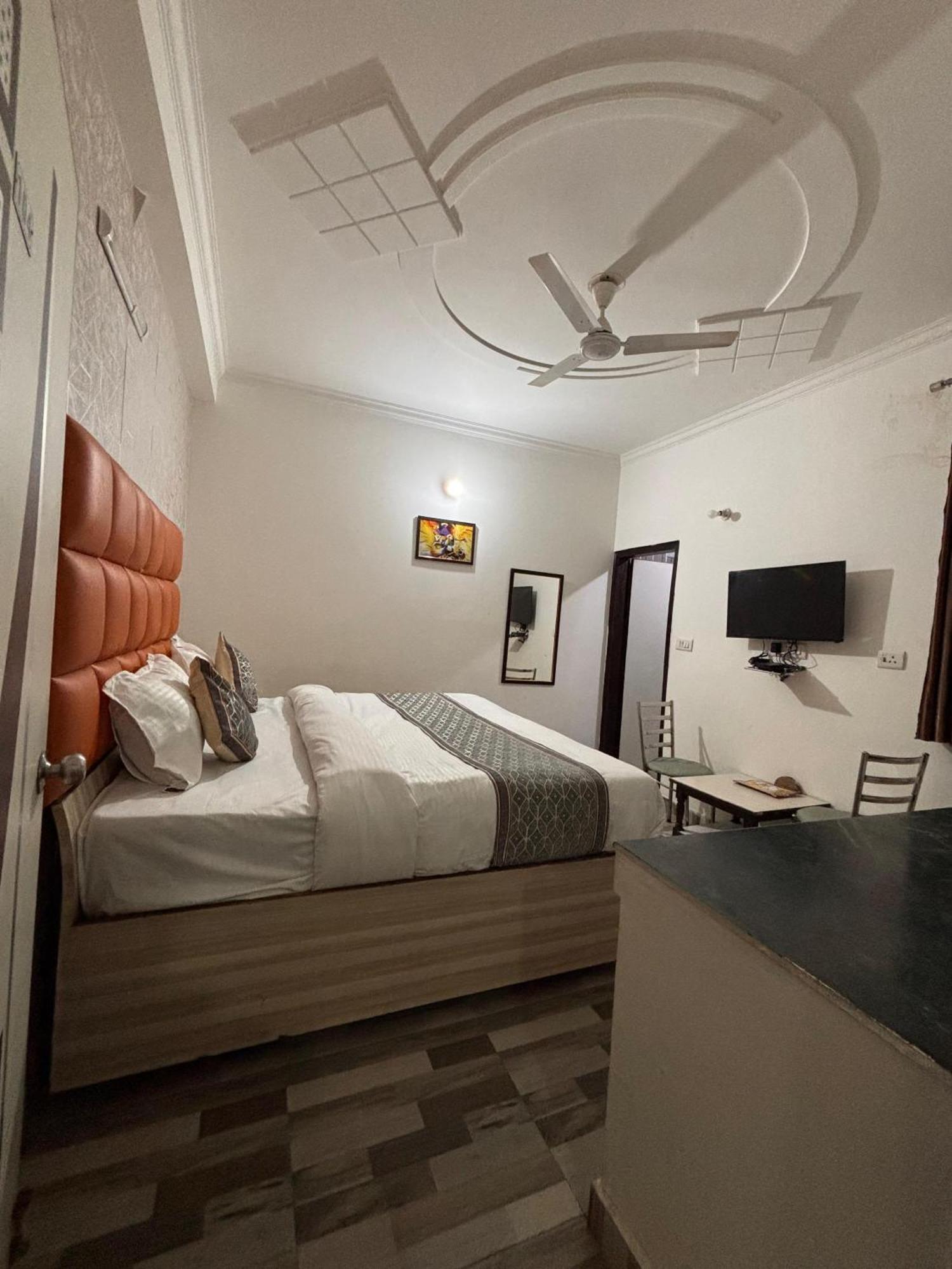 Hotel Clink New Delhi Airport Buitenkant foto